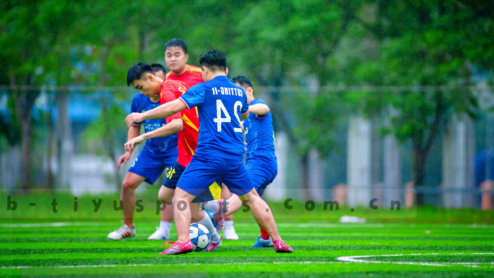 俯拍球场灯光下深绿色场地线条与场地标记